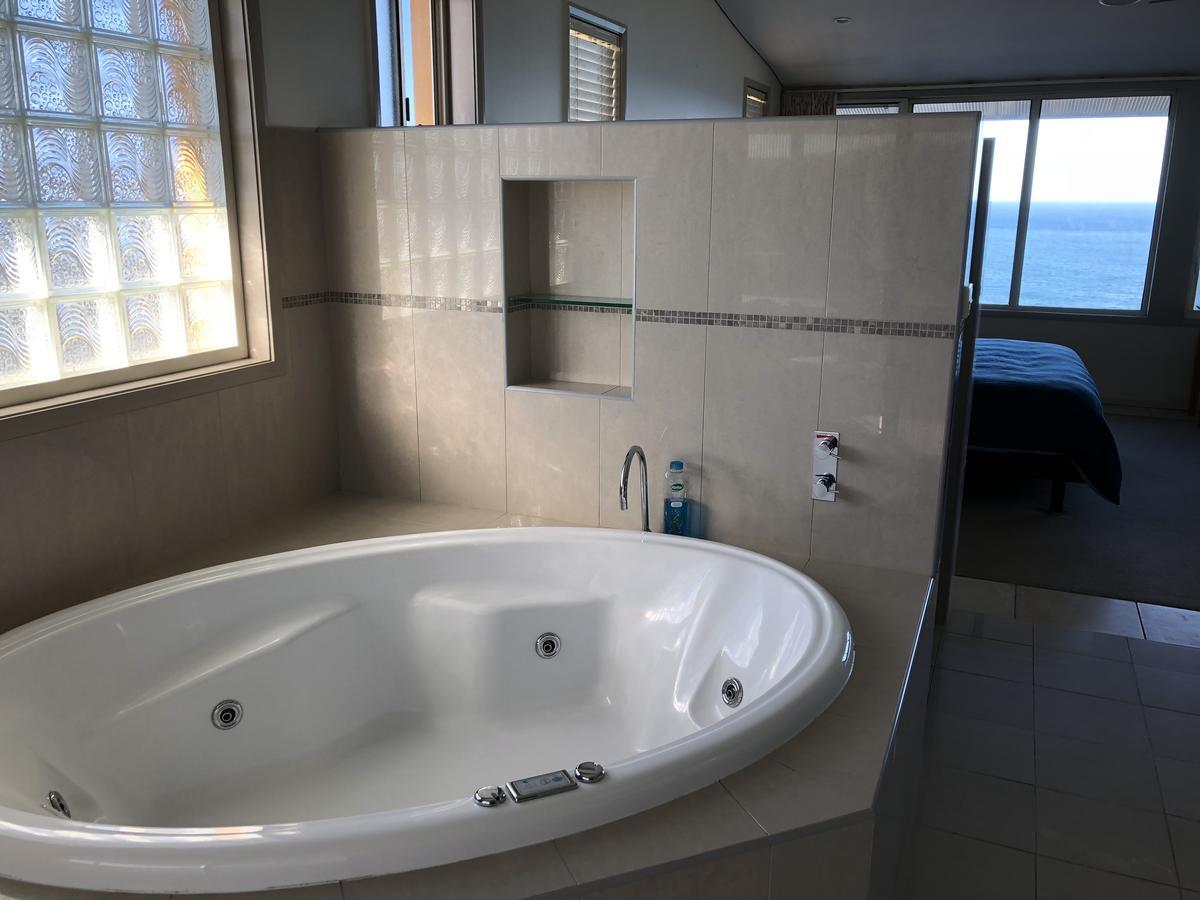 Oceanscape Luxury Beachfront Villas سكوتس هيد الغرفة الصورة